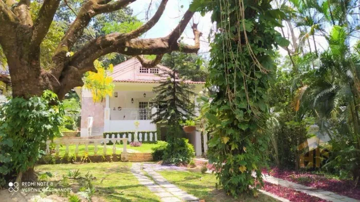 Casa de 250m² à venda, com 3 quartos (1 suíte), localizada no Sítio dos Pintos, Recife - P