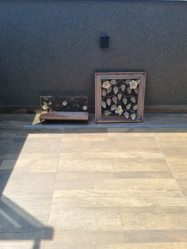 Prateleira e quadro rústicos de madeira e metal