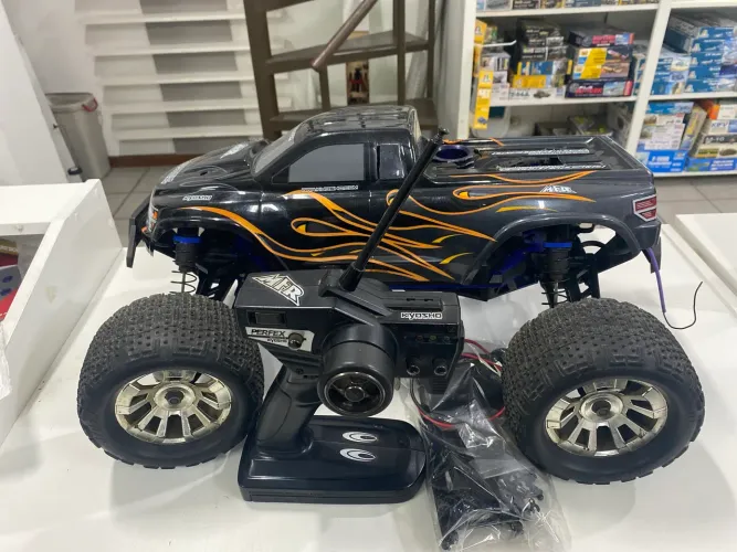 MFR Kyosho em ótimo estado.