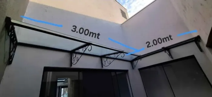Vendo beiral com estrutura metálica trabalhada com arabesco e vidros