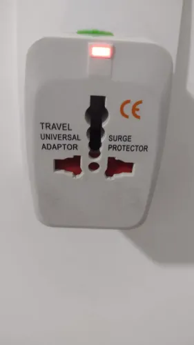 Adaptador Universal de Viagem com Protetor de Surto