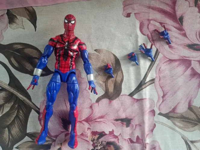 Action figure homem aranha Ben Reilly Marvel legends Hasbro.