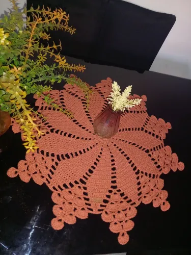 Centro de mesa em crochê artesanal,medida 0,64cm