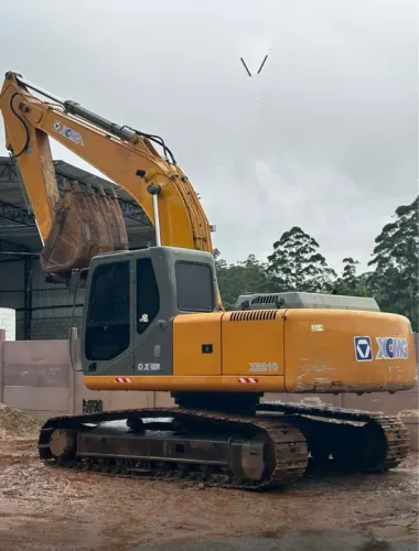 Escavadeira XCMG XE210 ano 2010 com 6500 horas, em SP