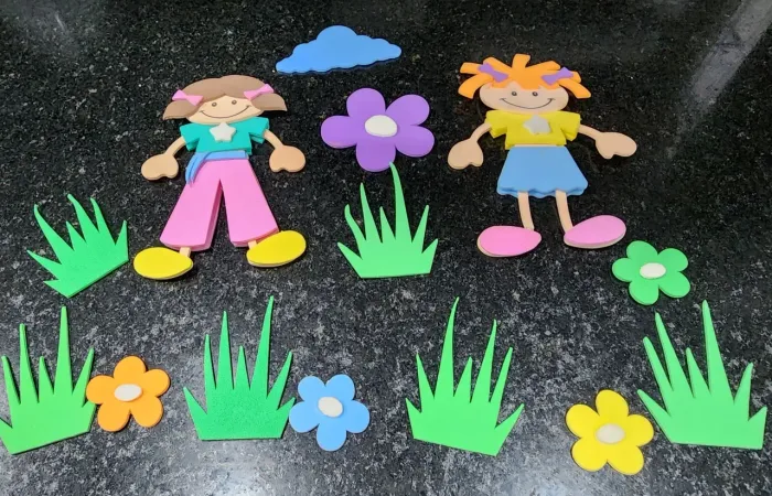 Kit de EVA: 14 itens Flores, gramas, bonecas e nuvem