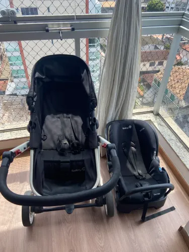 Carrinho com bebê conforto Safety First Moby 