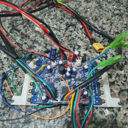 Hackeio placas e vendo peças de hoverboard