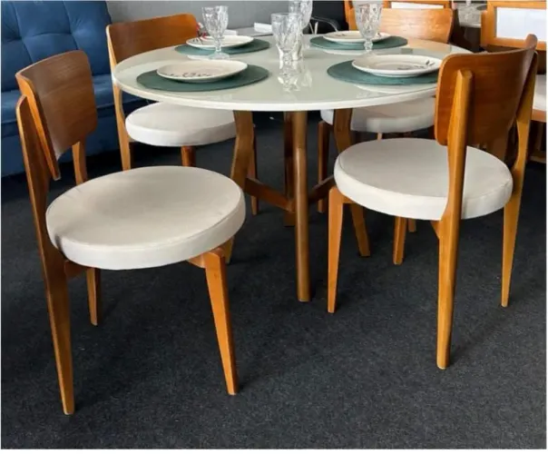 Mesa de jantar em Madeira cadeiras assento redondo 