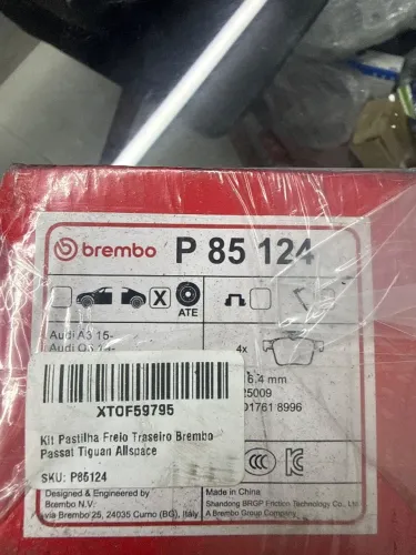O Kit Pastilha Freio Traseiro Brembo com SKU P85124, conforme a imagem, é um conjunto de p