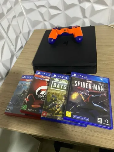 PS4 SLIM 480GB DE SSD + 1 CONTROLE PARALELO LARANJA/AZUL + 4 JOGOS ORIGINAIS