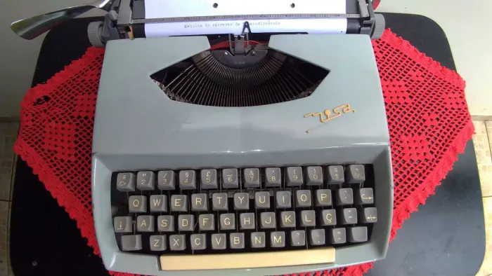 Máquina de escrever antiga da Checoslovaquia