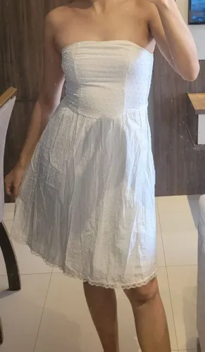 Vestido branco tomara que caia com detalhes