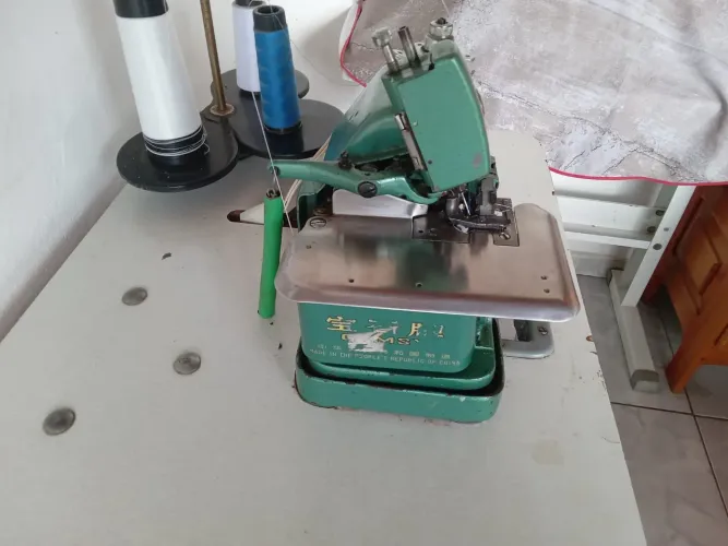 Máquina de Overloque com Mesa 