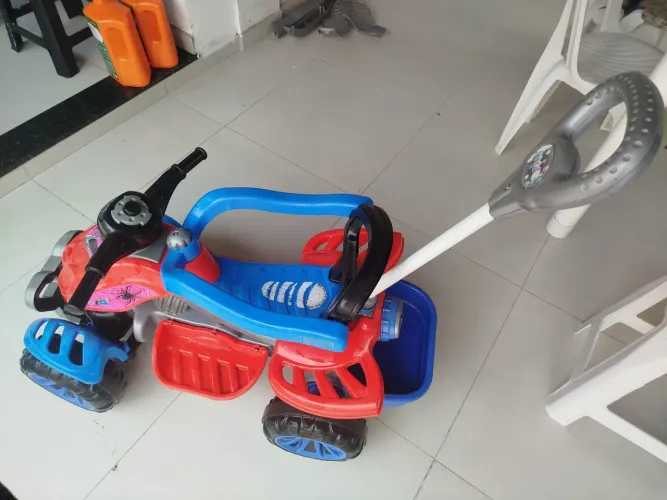 Triciclo infantil do homem aranha