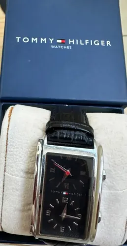 Relógio de puslo Tommy Hilfiger Original com dois marcadores, pulseira em couro