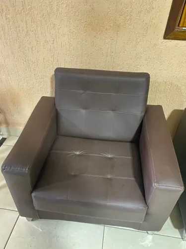 Sofá em couro marrom, ótimo estado ! Praticamente novo.
