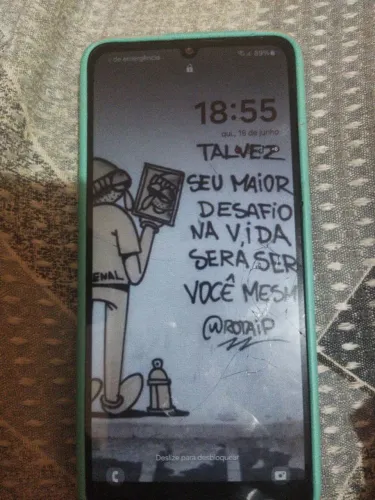 Celular A05 128gb tela trincada mais aaao atrapalha celular ótimo leia o anúncio direito