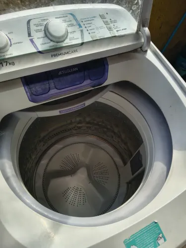 Máquina de lavar com gabinete enferrujado