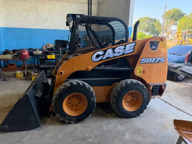 MiniCarregadeira Case SR175