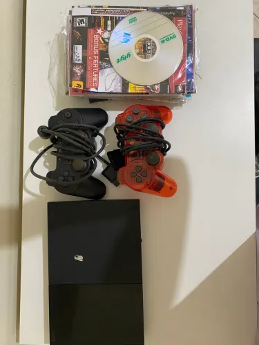 PS2 Slim SCPH-90001 funcionando, 2 controles, jogos e acessórios