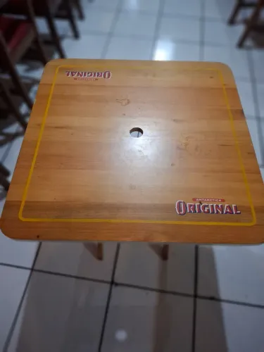 Jogo de mesa com cadeiras de bares e restaurantes da Original