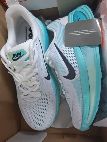 Tênis de Corrida Nike Vomero 18