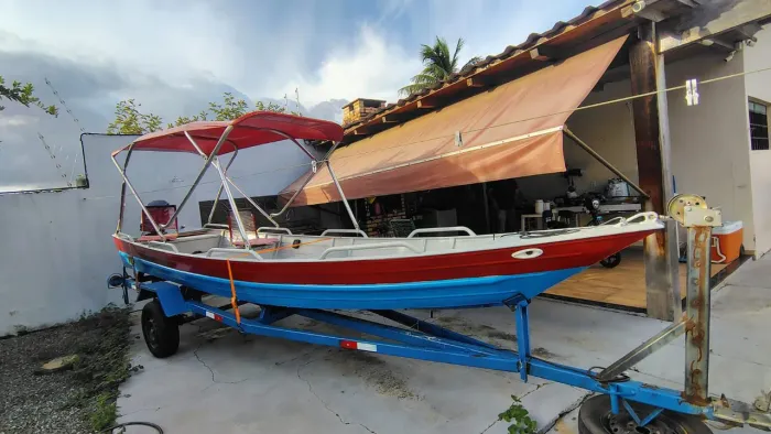Barco com motor e carrocinha