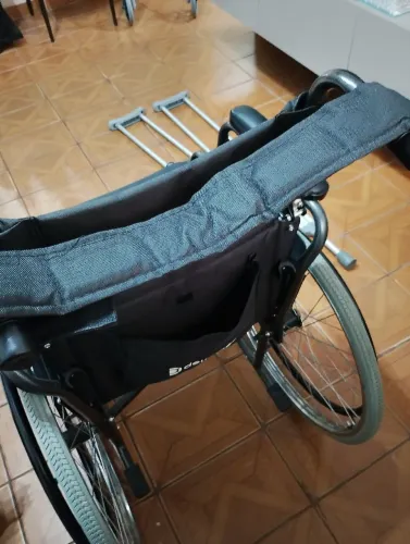 Cadeira de rodas e andador semi novos