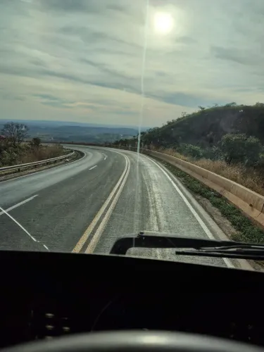 Motorista carreteiro disponível para viagem