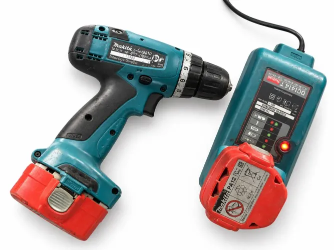 Kit parafusadeira Makita 14.4 com duas bateria e maleta