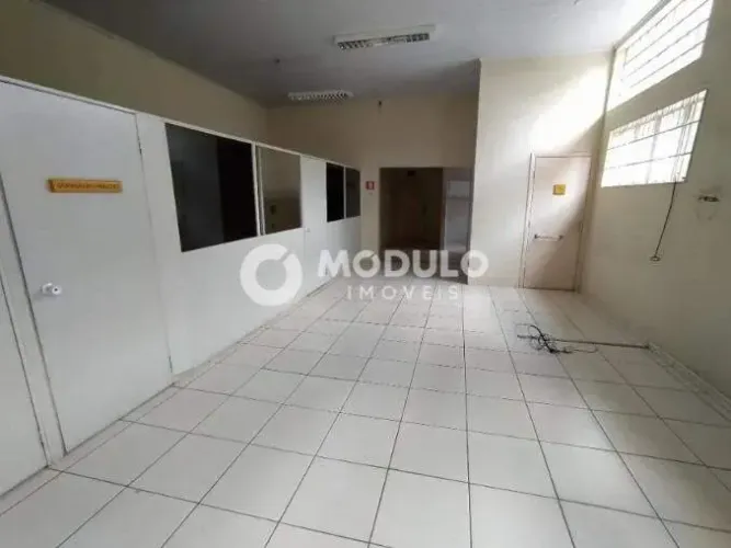 Loja comercial disponível para locação no bairro Centro.