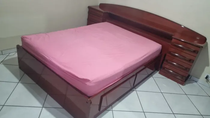 Cama Casal com quatro gavetas Cabeceira com módulo criado com 3 gavetas cada lado