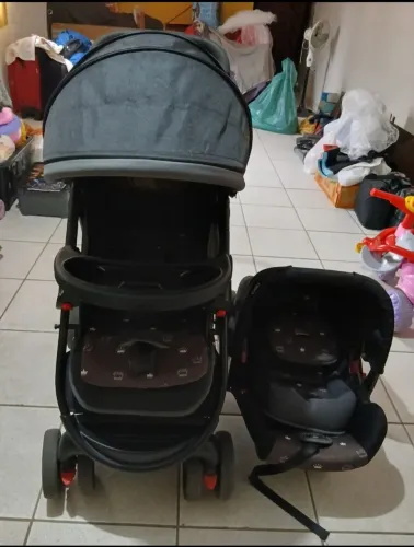 Carrinho + Bebê Conforto + Mesinha Porta Copos Cosco