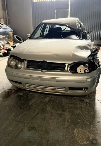 Sucata pra retirada de peças Vw Golf 1.6 motor nacional Gasolina 2003 - SUCATA BAIXADA NO 