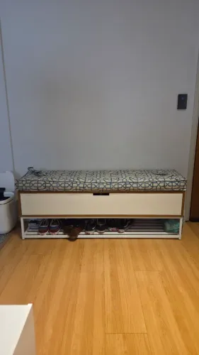 Sapateira (18 pares) e banco ou mesa de apoio - 1.30m