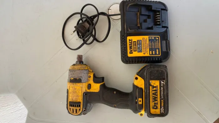 CHAVE DE IMPACTO DEWALT COM CARREGADOR