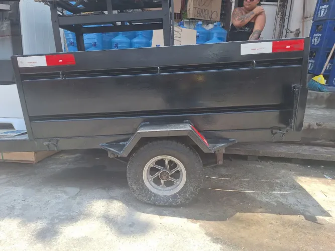 Vendo carrochinha norte reboque emplacada em dias esta em perfeito estado.