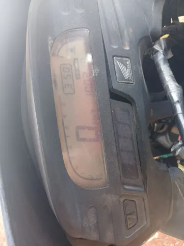 Vendo xre 300 em dias 2026 dut em branco no meu nome msm! Mais com algumas coisas a fazer!