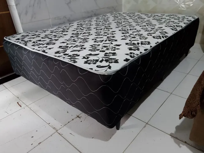 Vende-se cama box de casal com colchão acoplado nela. Com 10 cm de altura de espuma