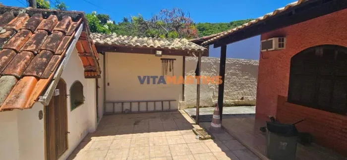 CASA AMPLA COM GRANDE POTENCIAL NO BOSQUE DO PERÓ  CABO FRIO