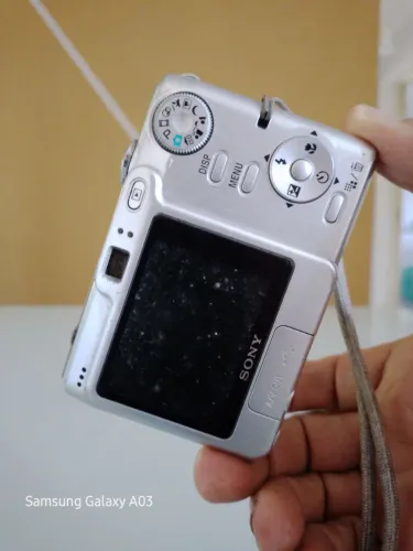 Câmera digital Sony sem bateria e sem cartão