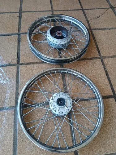 Jogo de rodas da 160 semi novo parafreio a disco 