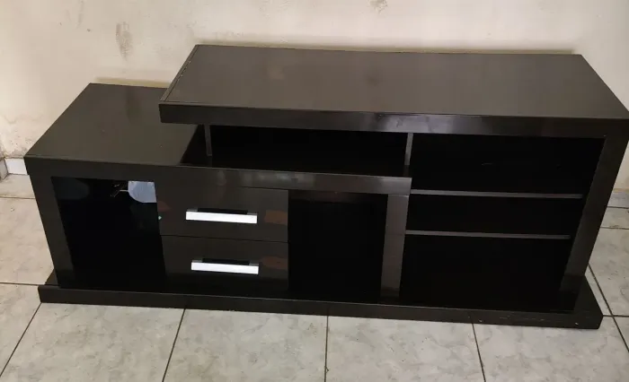 Rack para TV marrom escuro com gavetas e nichos - ótimo estado