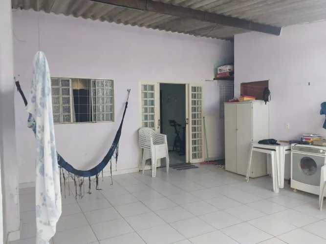 Casa de frente ao comércio 