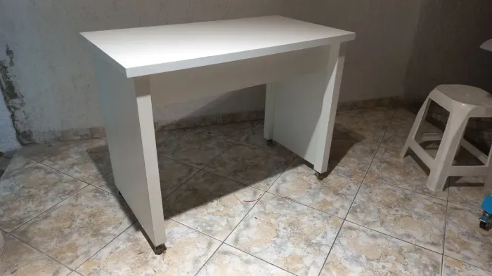 Mesa branca de madeira 1x0,5m