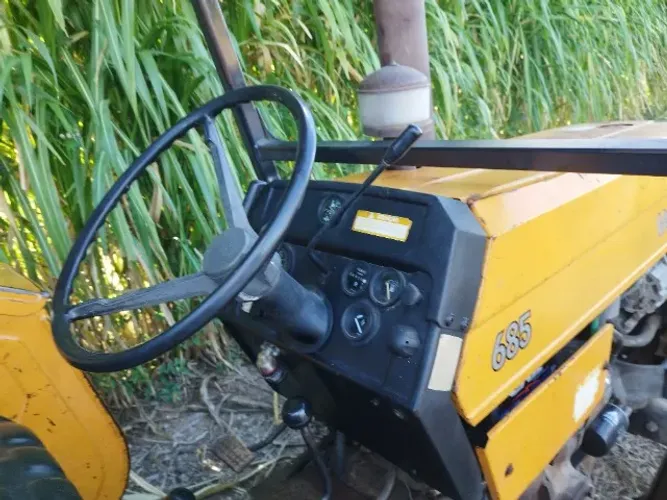Trator Valtra 685