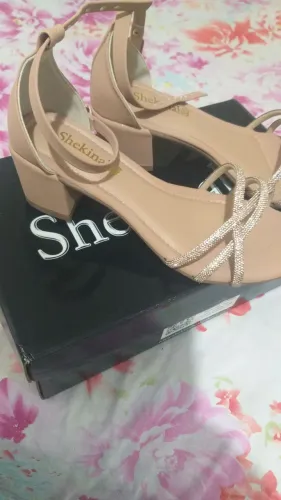 Vendo uma sandália nova