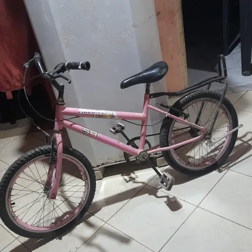 Bicicleta aro 20 rosa marca Sammy. Defeito o pneu de trás emendado