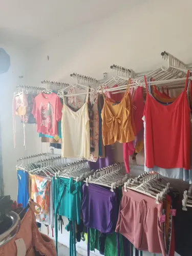 Régua de loja de roupa