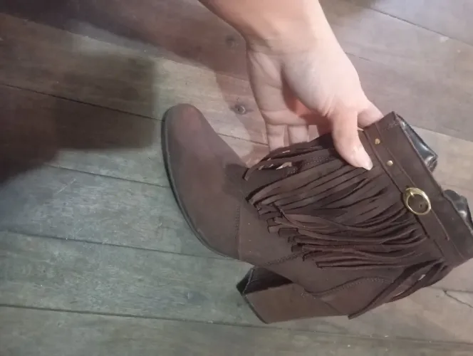 Bota marrom de franja salto bloco
